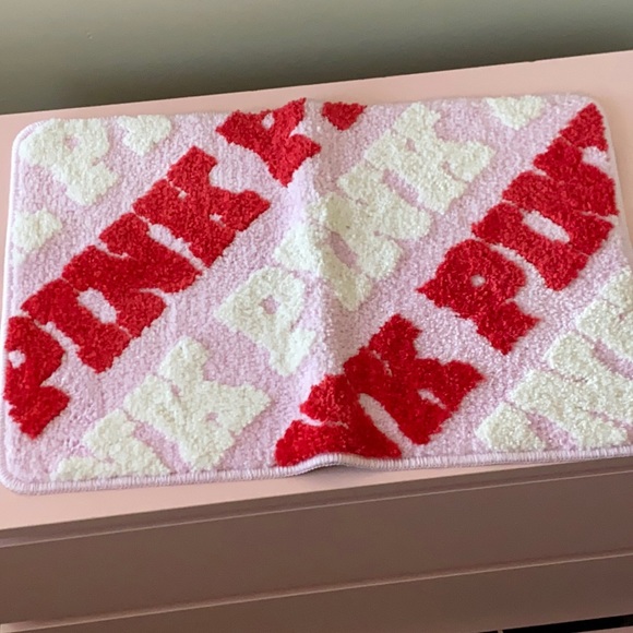 New PINK VICTORIA’S SECRET mat - Picture 1 of 4